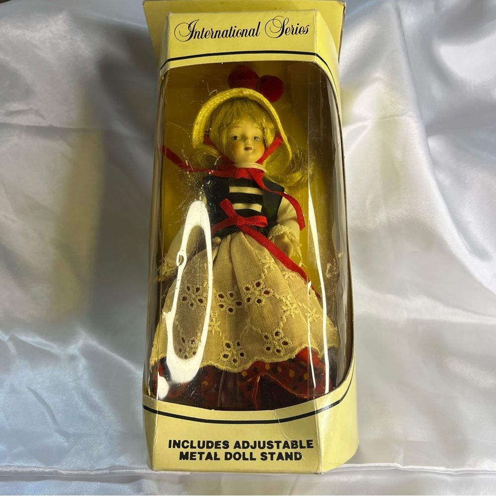 Vintage The Porcelain Collection  International Series  All 4 Dolls included - Picture 2 of 16